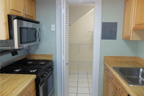 Condominio en alquiler en Hialeah, Florida, 2 dormitorios, 98.48 m2 № 2270206 - foto 2