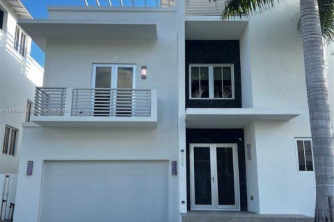 Купить виллу или дом в Дорал, Флорида 4 спальни, 320.33м2, № 1947678 - фото 1