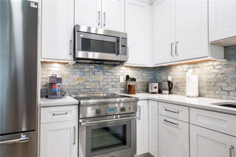 Condo in Sarasota, Florida, 2 bedrooms № 2212543 - photo 12