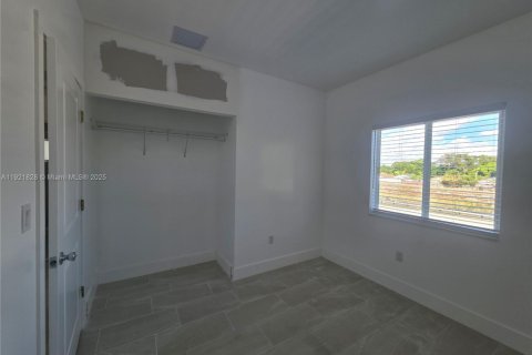 Casa en alquiler en Miami, Florida, 3 dormitorios, 139.35 m2 № 1975730 - foto 4