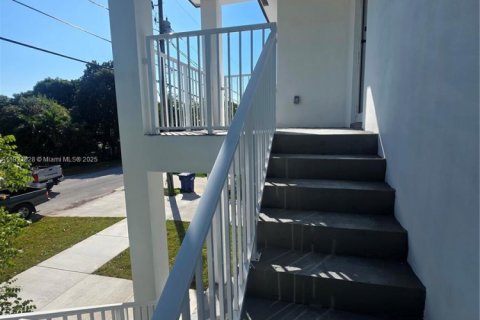 Casa en alquiler en Miami, Florida, 3 dormitorios, 139.35 m2 № 1975730 - foto 12