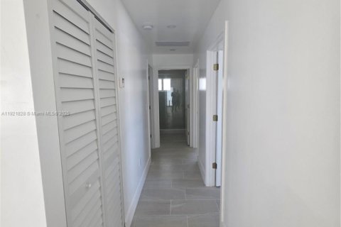 Casa en alquiler en Miami, Florida, 3 dormitorios, 139.35 m2 № 1975730 - foto 10