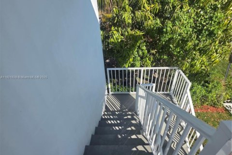 Casa en alquiler en Miami, Florida, 3 dormitorios, 139.35 m2 № 1975730 - foto 14