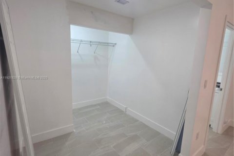 Casa en alquiler en Miami, Florida, 3 dormitorios, 139.35 m2 № 1975730 - foto 25