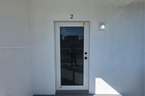 Casa en alquiler en Miami, Florida, 3 dormitorios, 139.35 m2 № 1975730 - foto 17