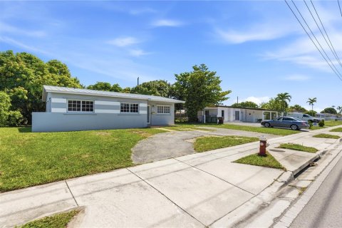 Купить виллу или дом в Хайалиа, Флорида 3 комнаты, 93.92м2, № 2148204 - фото 2
