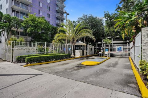 Condo in Miami, Florida, 1 bedroom  № 1952486 - photo 29