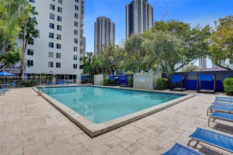 Condo in Miami, Florida, 1 bedroom  № 1952486 - photo 26