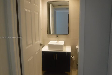 Condo in Miami, Florida, 1 bedroom  № 1952486 - photo 6