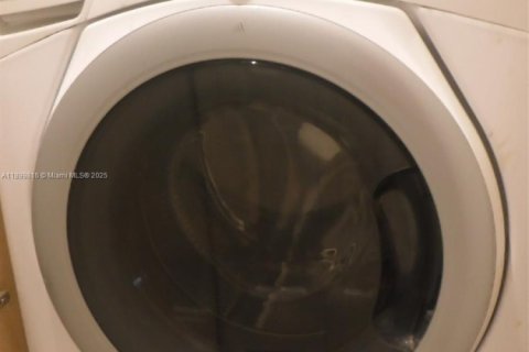Condo in Miami, Florida, 1 bedroom  № 1952486 - photo 14