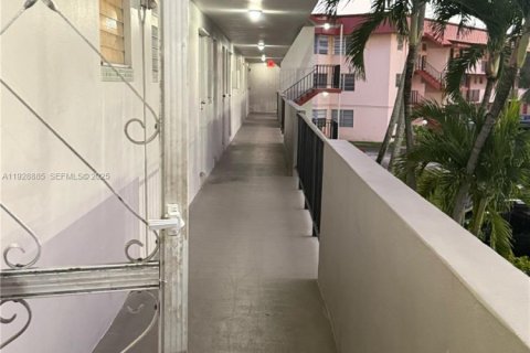 Condo in Miami, Florida, 1 bedroom  № 1987260 - photo 6