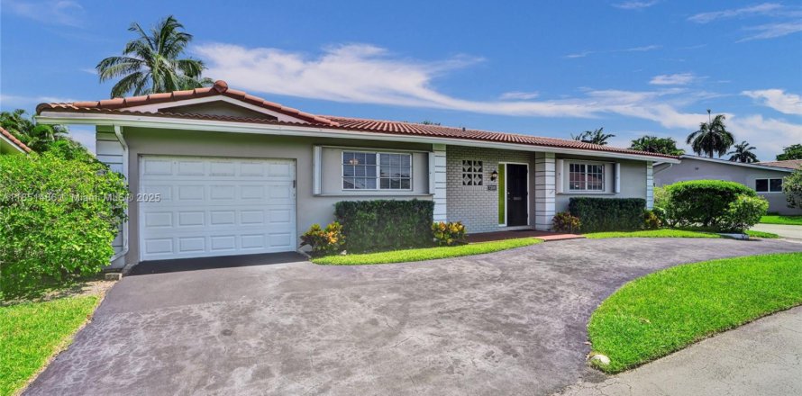 House in Plantation, Florida 2 bedrooms, 166.11 sq.m. № 1857513