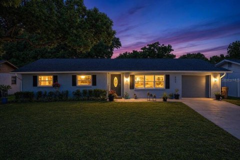 House in Tavares, Florida 4 bedrooms, 194.17 sq.m. № 2294655