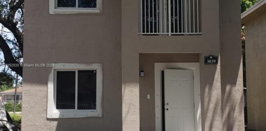 House in Miami, Florida 3 bedrooms, 120.77 sq.m. № 1878351