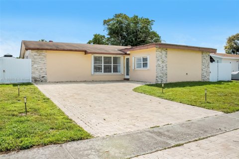 Casa en venta en Pembroke Pines, Florida, 3 dormitorios, 172.71 m2 № 1747854 - foto 1