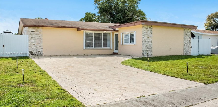 Casa en Pembroke Pines, Florida 3 dormitorios, 172.71 m2 № 1747854