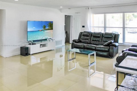 Casa en venta en Pembroke Pines, Florida, 3 dormitorios, 172.71 m2 № 1747854 - foto 7