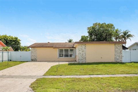 Casa en venta en Pembroke Pines, Florida, 3 dormitorios, 172.71 m2 № 1747854 - foto 2