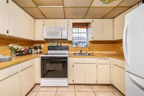 Купить коммерческую недвижимость в Майами, Флорида 247.03м2, № 2051865 - фото 11