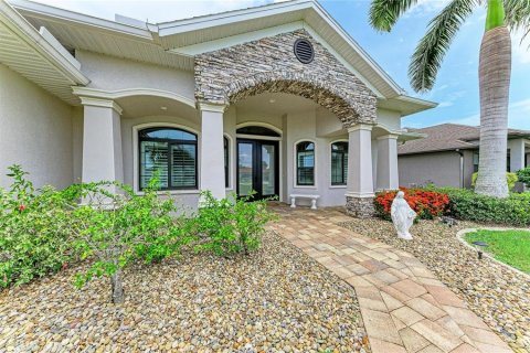 House in Punta Gorda, Florida 3 bedrooms, 218.23 sq.m. № 2356681 - photo 5