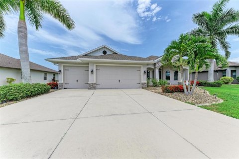 House in Punta Gorda, Florida 3 bedrooms, 218.23 sq.m. № 2356681 - photo 2