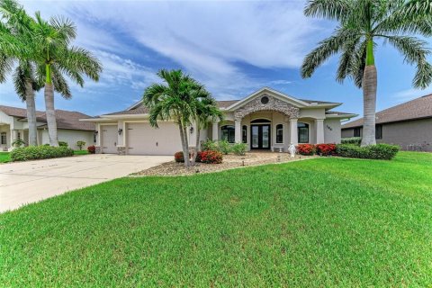 House in Punta Gorda, Florida 3 bedrooms, 218.23 sq.m. № 2356681 - photo 4