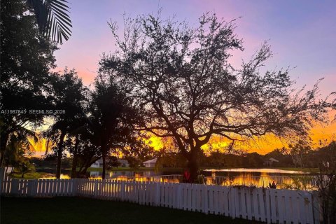 House in Weston, Florida 4 bedrooms, 248.23 sq.m. № 2058768 - photo 5