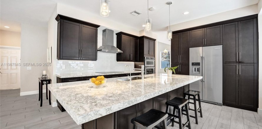 House in Weston, Florida 4 bedrooms, 248.23 sq.m. № 2058768