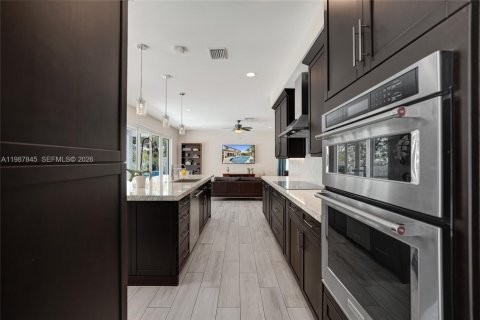 House in Weston, Florida 4 bedrooms, 248.23 sq.m. № 2058768 - photo 18