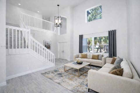 House in Weston, Florida 4 bedrooms, 248.23 sq.m. № 2058768 - photo 15