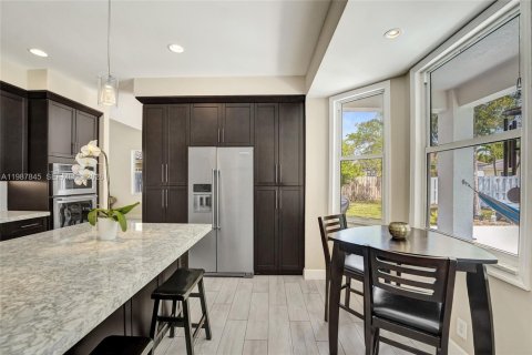 House in Weston, Florida 4 bedrooms, 248.23 sq.m. № 2058768 - photo 19