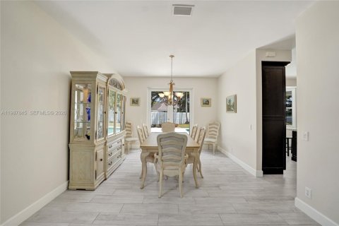 House in Weston, Florida 4 bedrooms, 248.23 sq.m. № 2058768 - photo 16