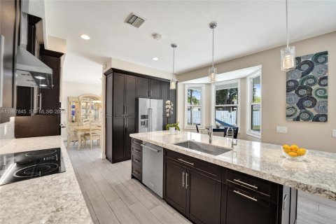 House in Weston, Florida 4 bedrooms, 248.23 sq.m. № 2058768 - photo 22