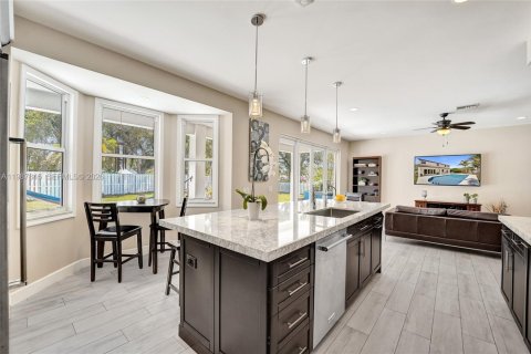 House in Weston, Florida 4 bedrooms, 248.23 sq.m. № 2058768 - photo 2