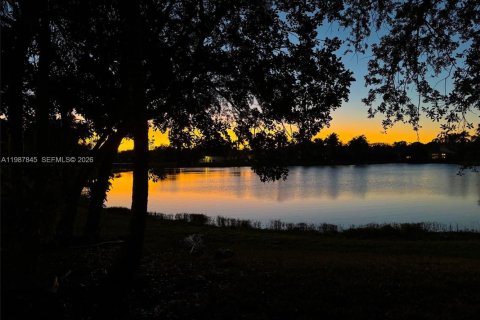 House in Weston, Florida 4 bedrooms, 248.23 sq.m. № 2058768 - photo 23