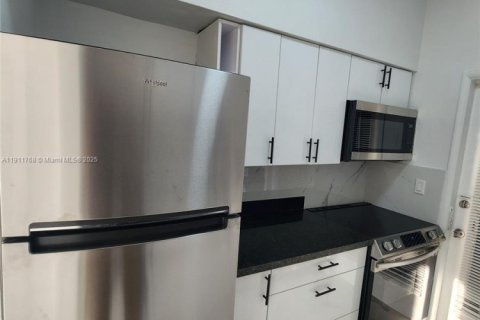 Apartment in Miami Beach, Florida 46.45 sq.m. № 1967376 - photo 17