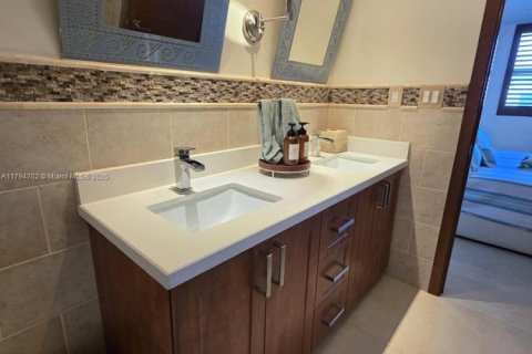 Снять в аренду кондоминиум в Серфсайд, Флорида 1 спальня, 85.28м2, № 1959588 - фото 24