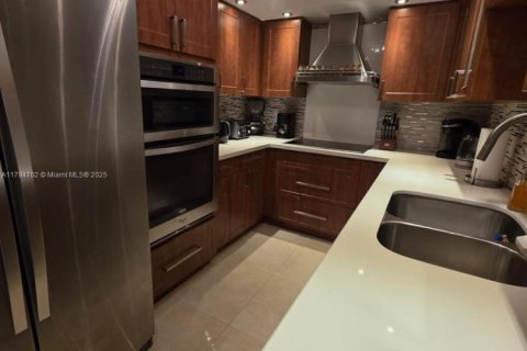 Снять в аренду кондоминиум в Серфсайд, Флорида 1 спальня, 85.28м2, № 1959588 - фото 11