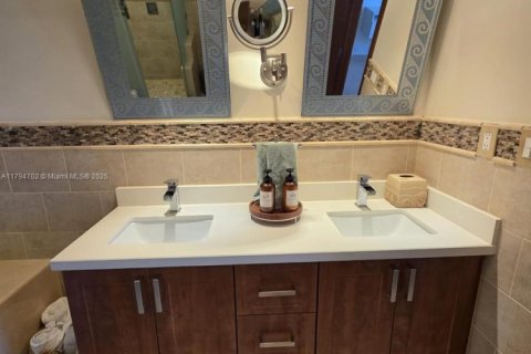 Снять в аренду кондоминиум в Серфсайд, Флорида 1 спальня, 85.28м2, № 1959588 - фото 25