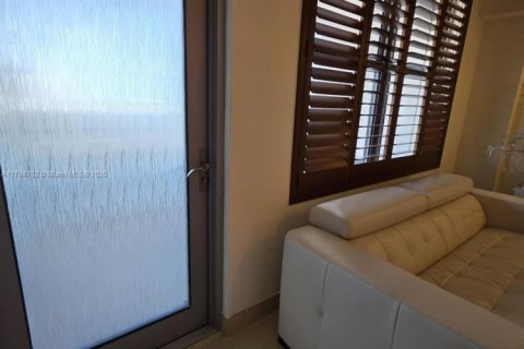 Снять в аренду кондоминиум в Серфсайд, Флорида 1 спальня, 85.28м2, № 1959588 - фото 8