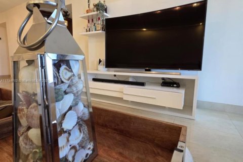 Снять в аренду кондоминиум в Серфсайд, Флорида 1 спальня, 85.28м2, № 1959588 - фото 2