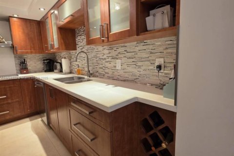 Снять в аренду кондоминиум в Серфсайд, Флорида 1 спальня, 85.28м2, № 1959588 - фото 13