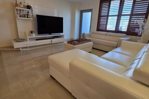 Снять в аренду кондоминиум в Серфсайд, Флорида 1 спальня, 85.28м2, № 1959588 - фото 3