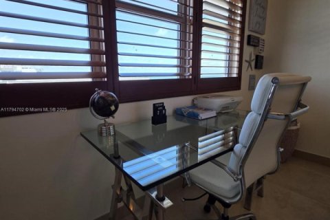 Снять в аренду кондоминиум в Серфсайд, Флорида 1 спальня, 85.28м2, № 1959588 - фото 18