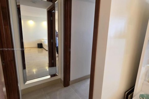 Снять в аренду кондоминиум в Серфсайд, Флорида 1 спальня, 85.28м2, № 1959588 - фото 15