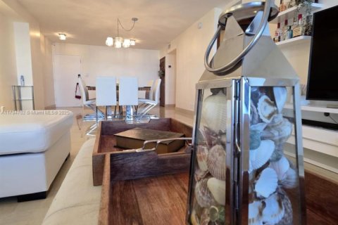 Снять в аренду кондоминиум в Серфсайд, Флорида 1 спальня, 85.28м2, № 1959588 - фото 4