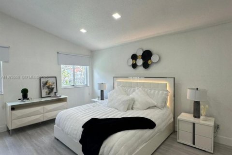 Villa ou maison à louer à Pembroke Pines, Floride: 4 chambres, 233.46 m2 № 2042283 - photo 10