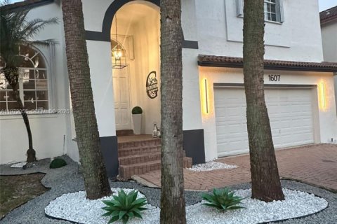 Villa ou maison à louer à Pembroke Pines, Floride: 4 chambres, 233.46 m2 № 2042283 - photo 3