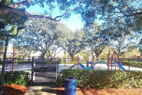 Touwnhouse à vendre à Weston, Floride: 2 chambres, 105.07 m2 № 1972772 - photo 13