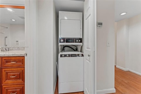Condo in Pembroke Pines, Florida, 1 bedroom  № 1683986 - photo 24